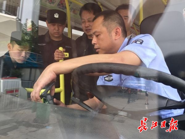 武汉公交车全都装上了驾驶区隔离仓和“一键报警”系统