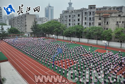 武汉市政府教育督导室评估小组在组长钱秋元的带领下对洪山区梨园小学