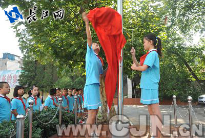 开学第一天 武汉消防教材走进中小学课堂_24小