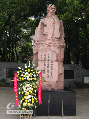 武昌区300余位党员清明祭扫施洋烈士陵园