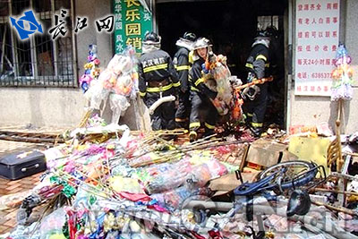 武汉一祭品商店失火殃及居民楼_今日扫描_新