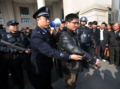 昨天，武铁特警手持冲锋枪、狙击步枪走进武汉三大火车站，展开春运安全工作，民警现场向旅客演示如何防范偷窃。记者史伟 陈勇 通讯员赵军 冯畅 摄