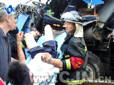 武汉阳逻两车相撞消防员救出被困司机
