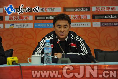 中国男子足球队助理教练傅博出席赛后新闻发布