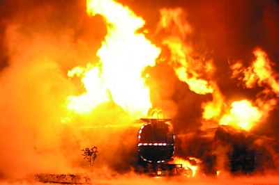 麻城国道两油罐车起火爆炸