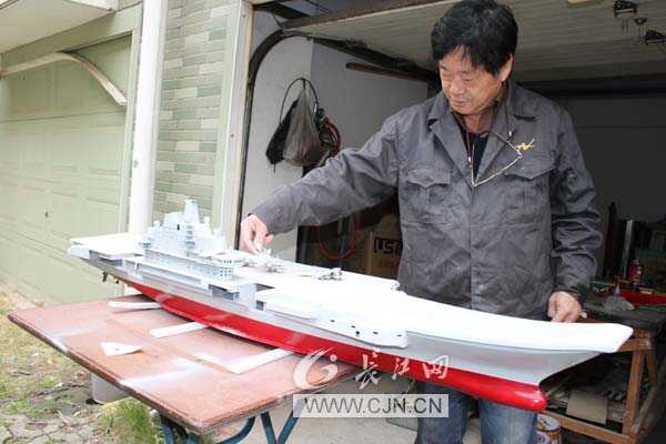 武汉居民巧合打造"辽宁号"航母模型