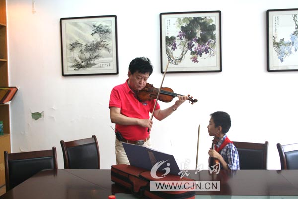 小提琴家盛中国回昙华林摄制琴弦指间话童年_