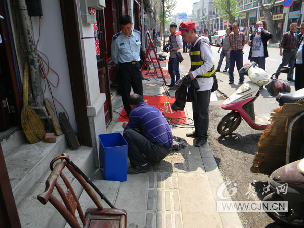 江汉区联合执法重拳整治“五小”门店