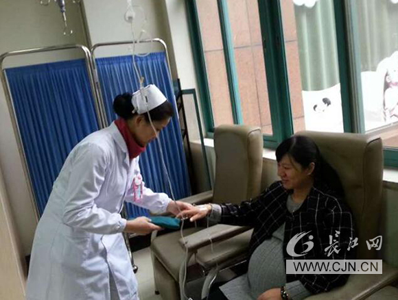 冬天去医院打点滴时,冰凉的液体输入体内,常常让患病的人更加痛苦。11月17日,长江网记者从武汉市妇幼保健院获悉,该院输液室医护人员自制温暖牌热水袋,为输液病人提供暖手服务。 11月17日,在该院输液室,怀孕6个月的小媛(化名)因感冒正在打点滴,在她的手腕下面,有一个绿色的布袋,里面装着用盐水袋做成的热水袋。小媛笑着说:冬天打针再也不用透心凉了,真温暖。 妇幼输液室护士长吴红玲介绍,冬天来了,许多患者在打针时会感觉手腕冰凉,输液室的医护人员利用下班时间自制温暖牌热水袋,在废弃的盐水袋中加入染
