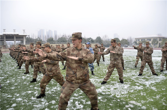 初雪大寒 武汉军械士官学校练兵场上练兵忙