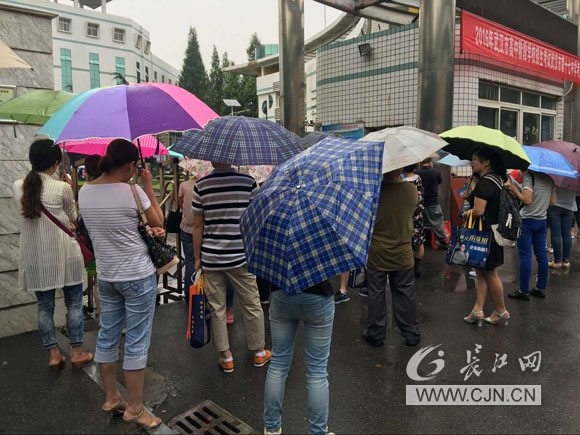 中考首战 长江网记者带您直击雨中送考