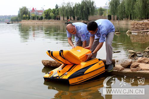 无人船亮相汤逊湖测水质精准定点采水样