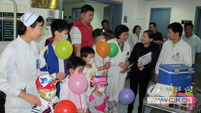 武汉血液中心向白血病儿童赠送血小板_血站需
