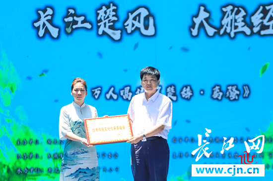 湖北万人唱诵《楚辞·离骚》弘扬优秀传统文化