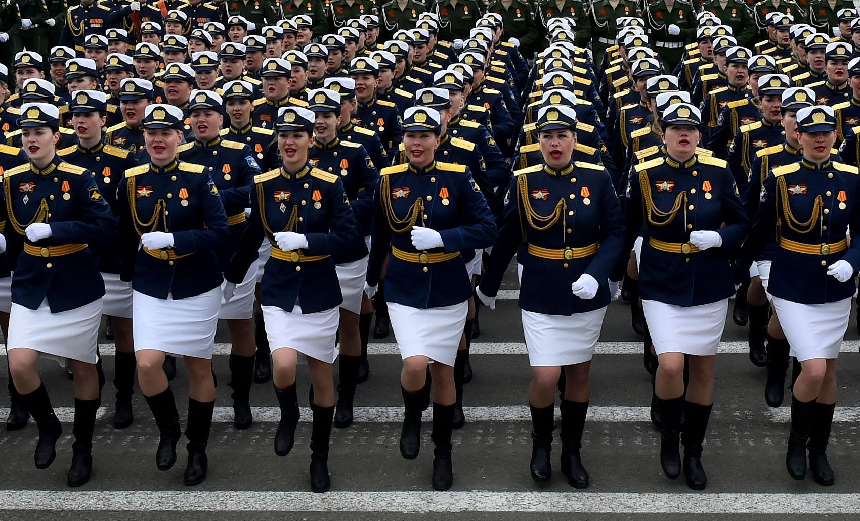 俄罗斯女兵方队亮相红场阅兵 美丽笑颜吸人眼球 - IC_photo