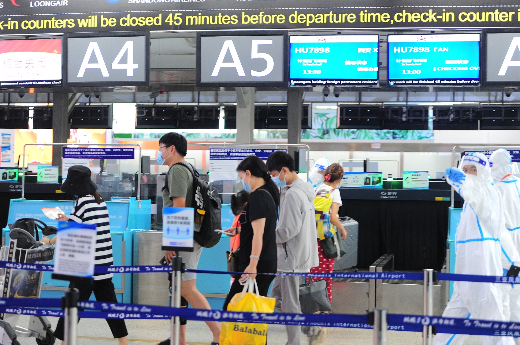 滞留三亚游客的一天：航班取消，忙着找吃的，找酒店_刘梦_亚龙湾_核酸