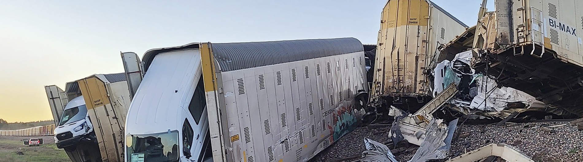 美国一列车脱轨，23节车厢严重损毁