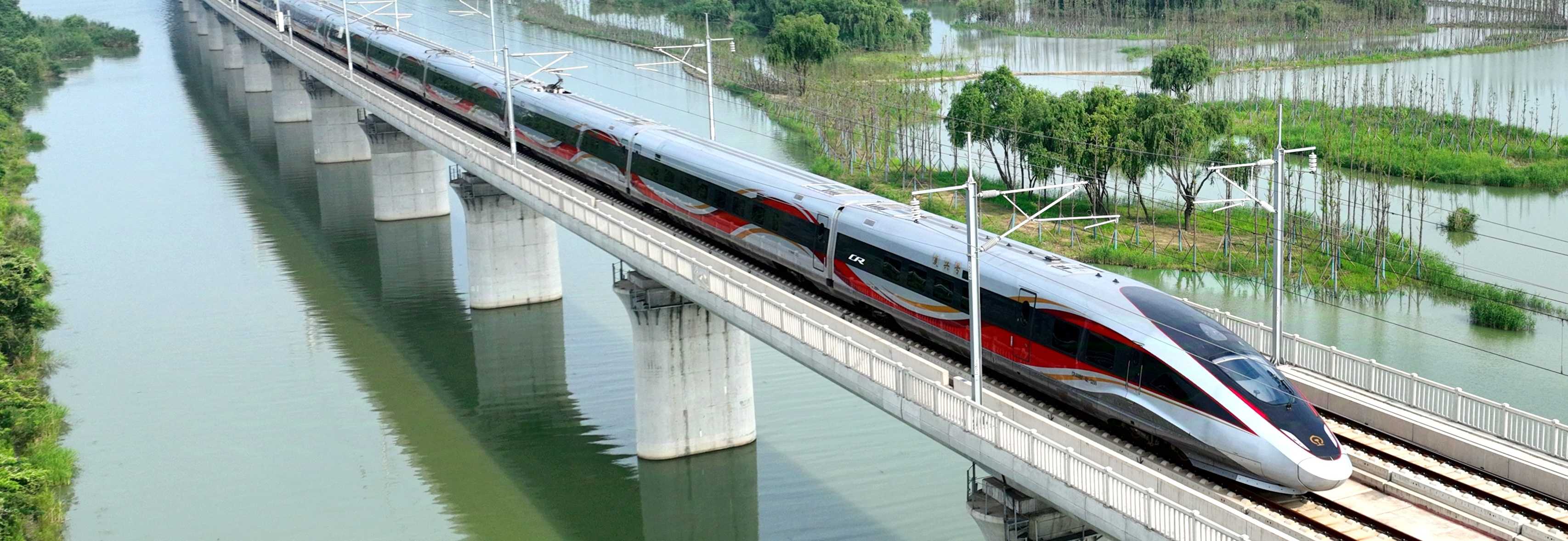 全國(guó)鐵路今日實(shí)行新列車運(yùn)行圖，多條“八縱八橫”高鐵網(wǎng)主通道提速