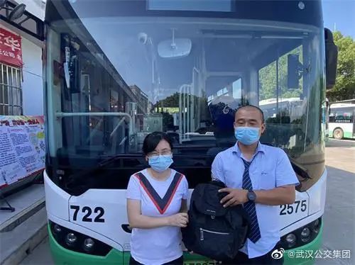 乘客遗失背包,722路驾驶员拾到后主动寻失主