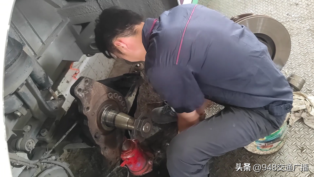 高温下身着长袖,他们是公交安全出行的守护者