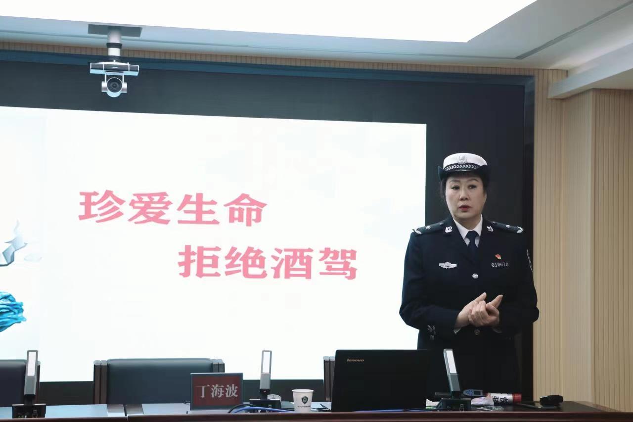 “走边防”“进校园”江汉交警开展多元化安全宣传活动