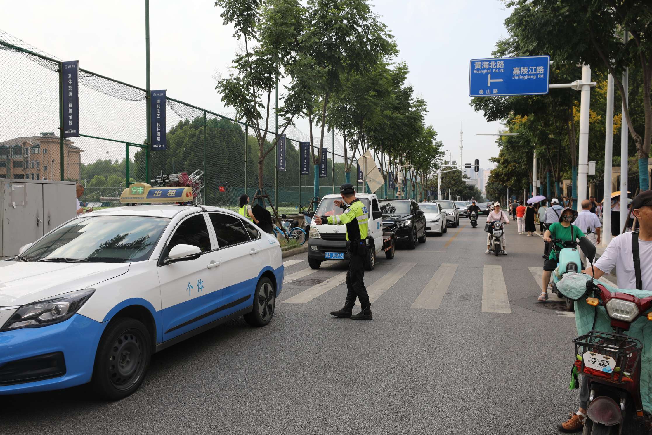 开学首日早高峰交通平稳有序  武汉交警：感谢市民的全力支持！