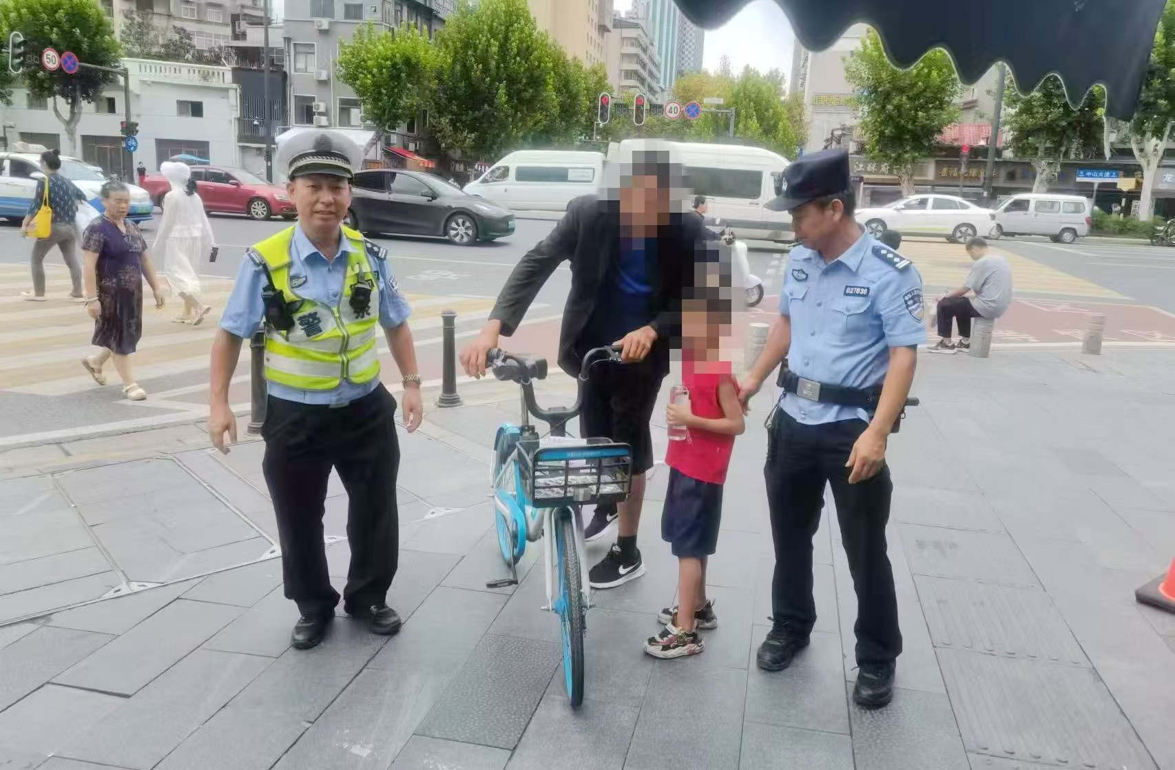 迷路萌娃遇交警 搞笑萌语乐众人  ——“他还沉浸在童年的回忆里”