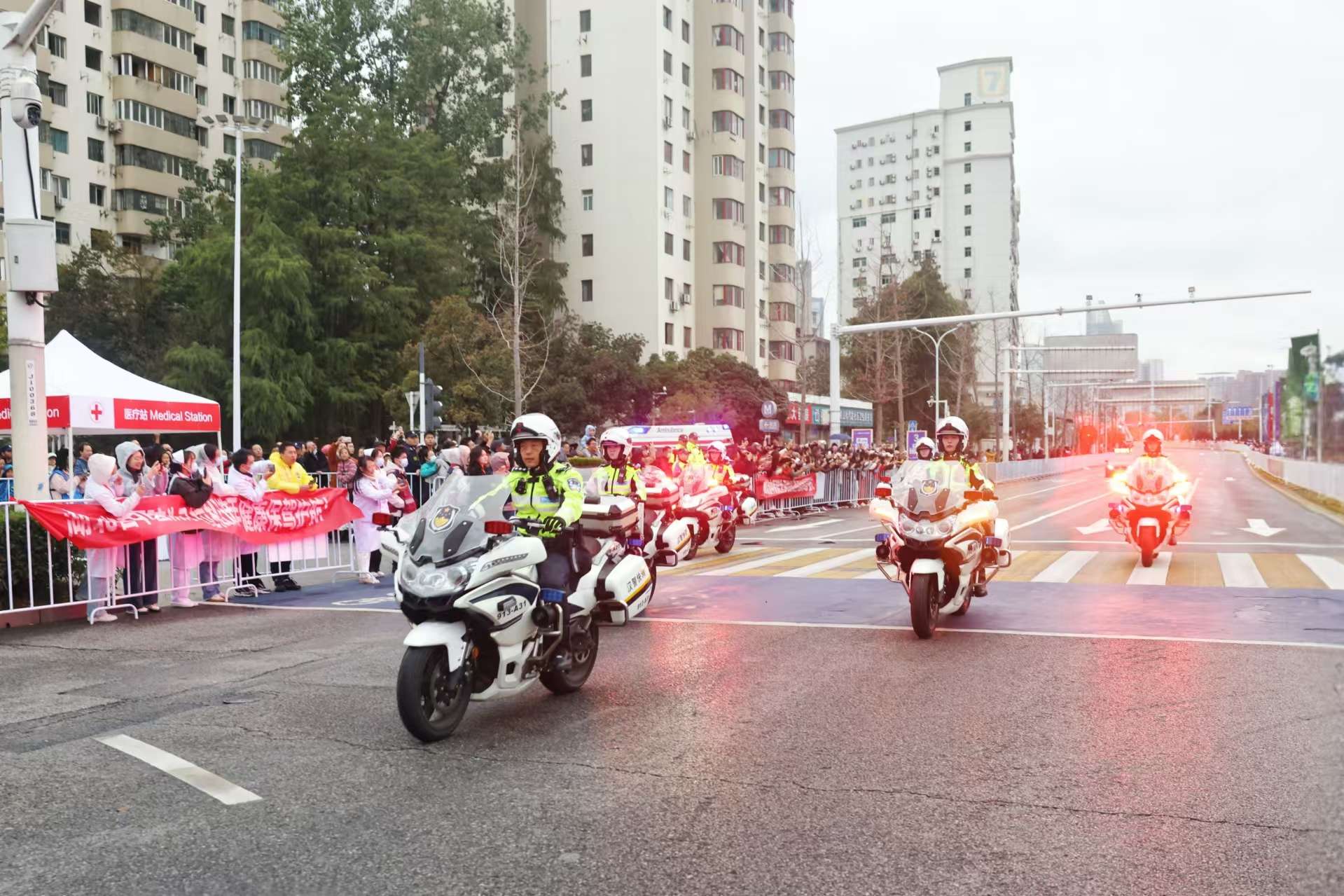 奔跑有风 一路有“警” 东新交警倾情护航马拉松