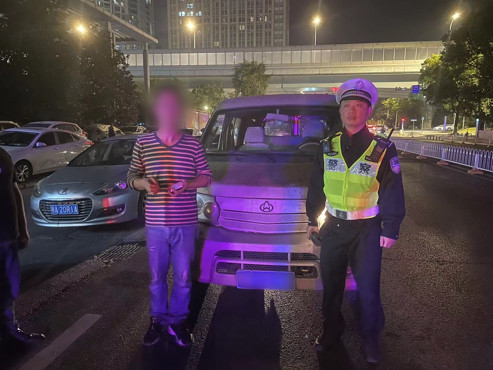 汉阳交警查获2起逾期未检验面包车