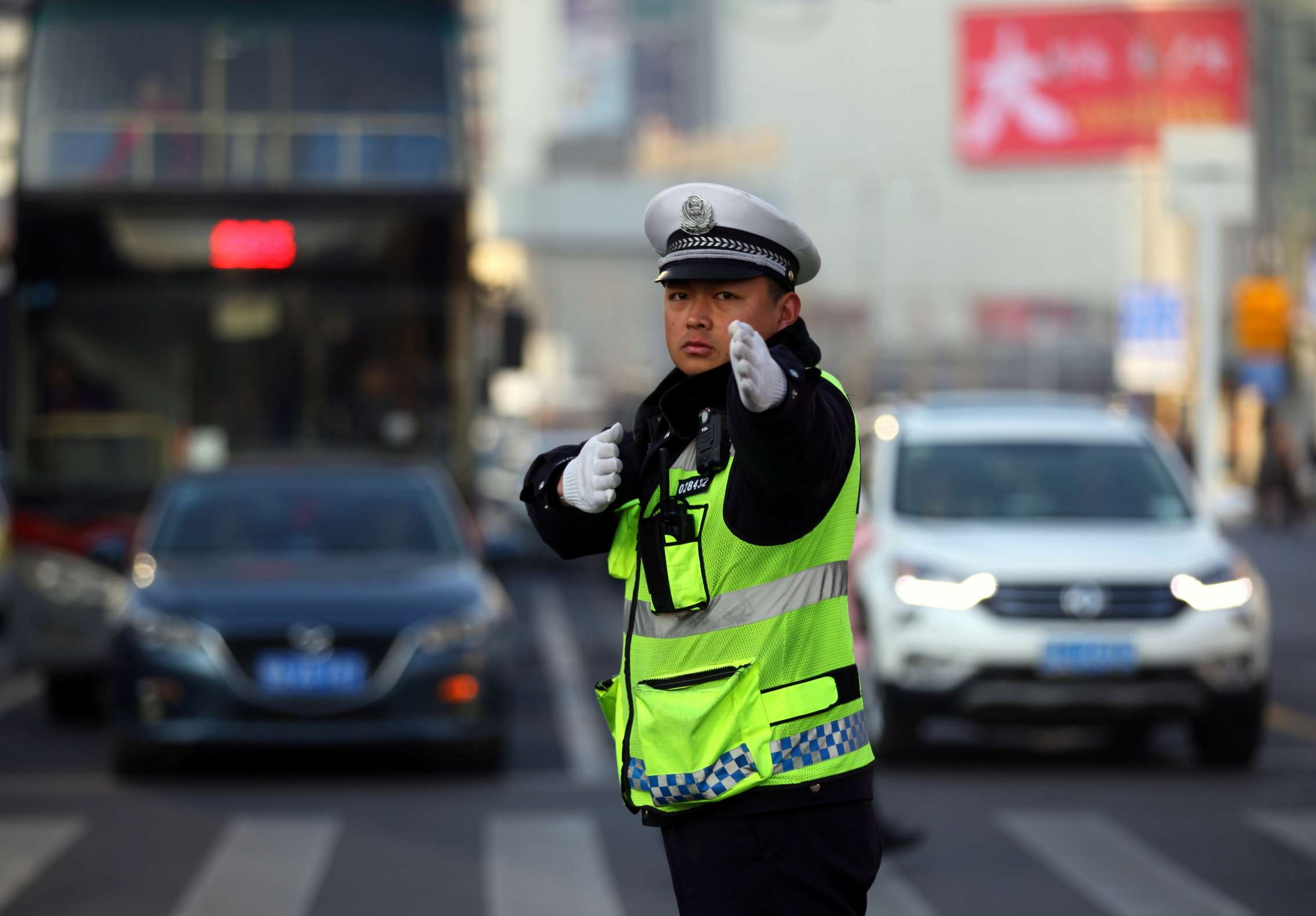 @驾驶人 降温了 飘雨了  交警蜀黍的出行提醒也来了！