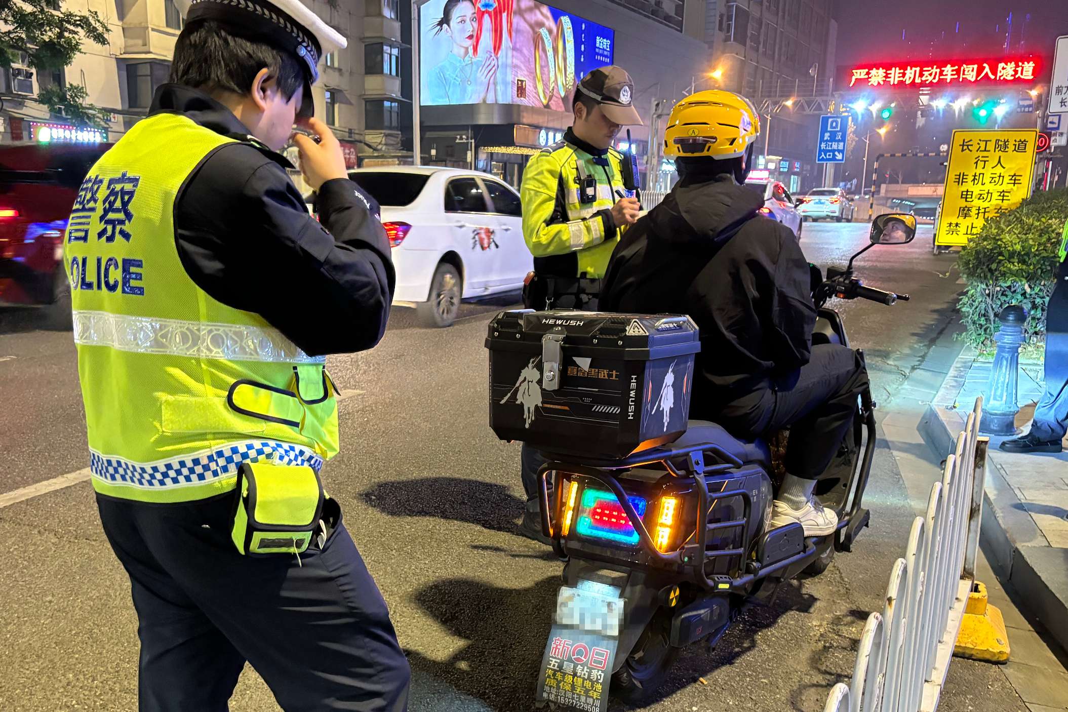 向闯桥隧非法行为说“NO” 江岸交警倾情护平安