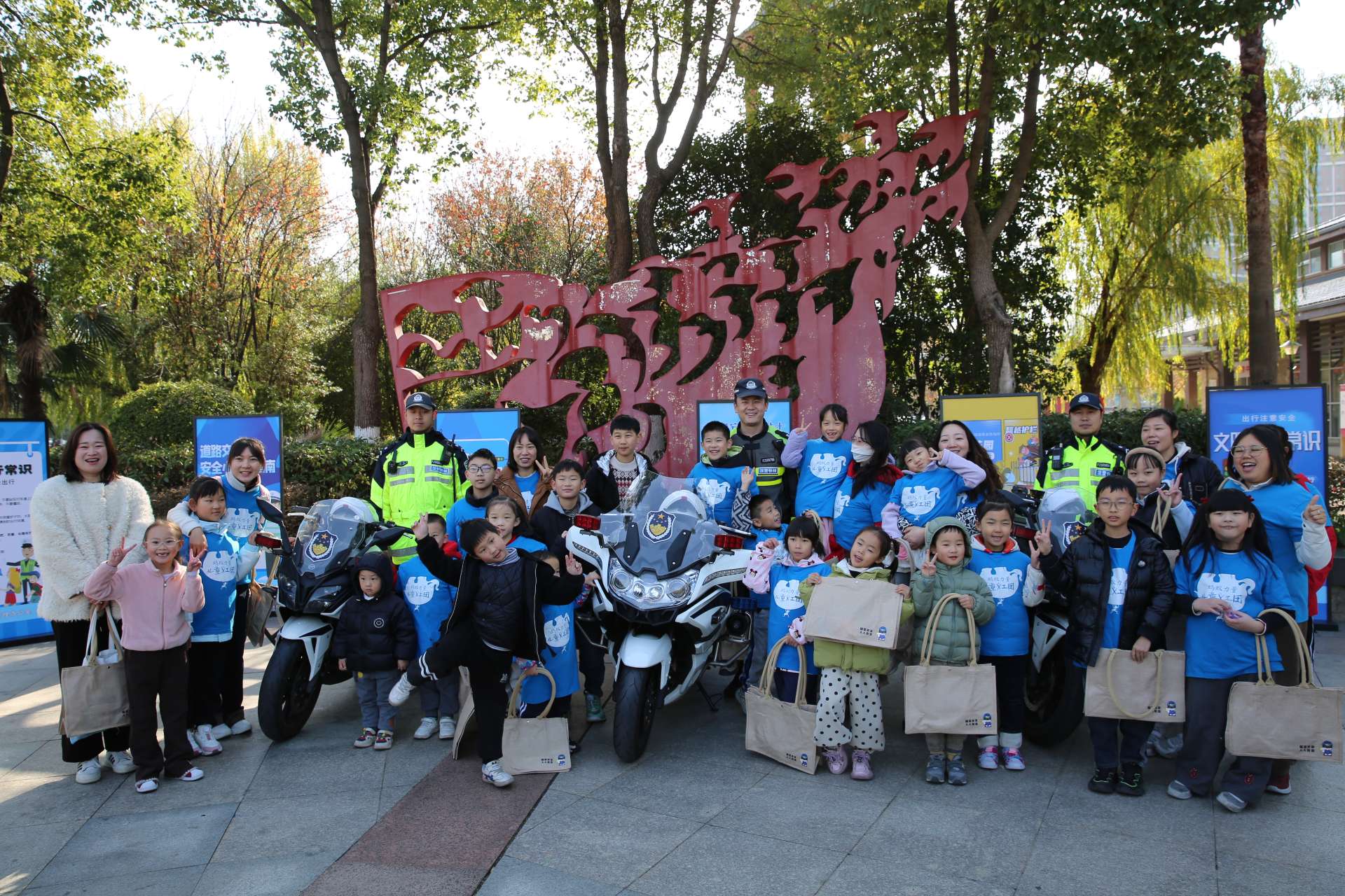 武汉东西湖交警深入常青花园开展  “交通安全伴我行 共创文明街道”活动