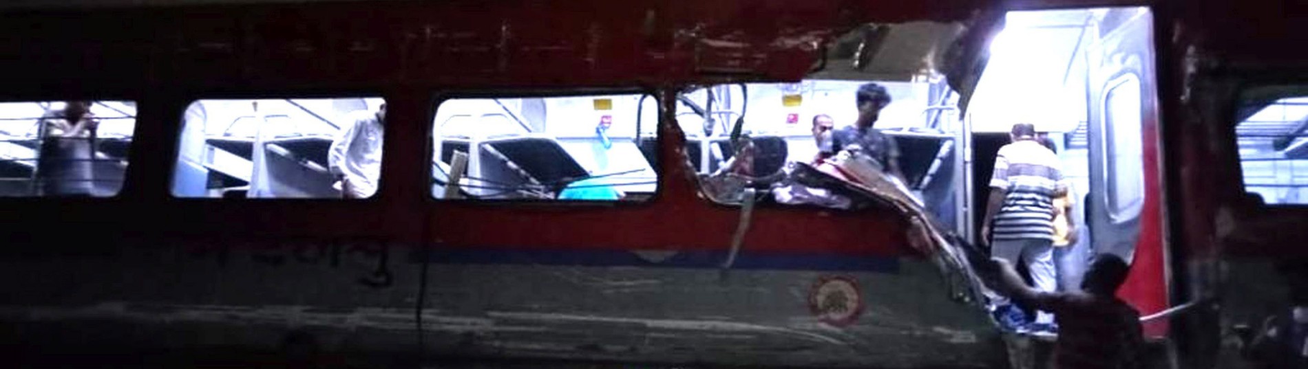 印奥迪沙邦列车相撞事故已致超300人死亡，1000多人受伤