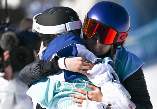 法国滑雪运动员失误后痛哭中国网友暖心留言刷屏