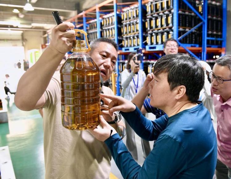“总编辑看西安”集体采访团走进爱菊集团 探访涉农企业“走出去”的“开放样本”