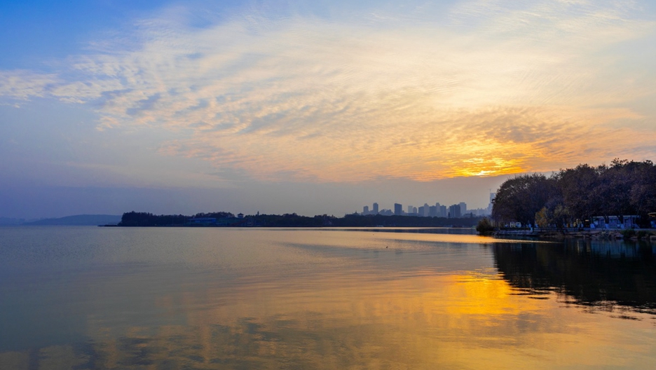 漫步东湖，享受冬日的阳光，欣赏东湖美景