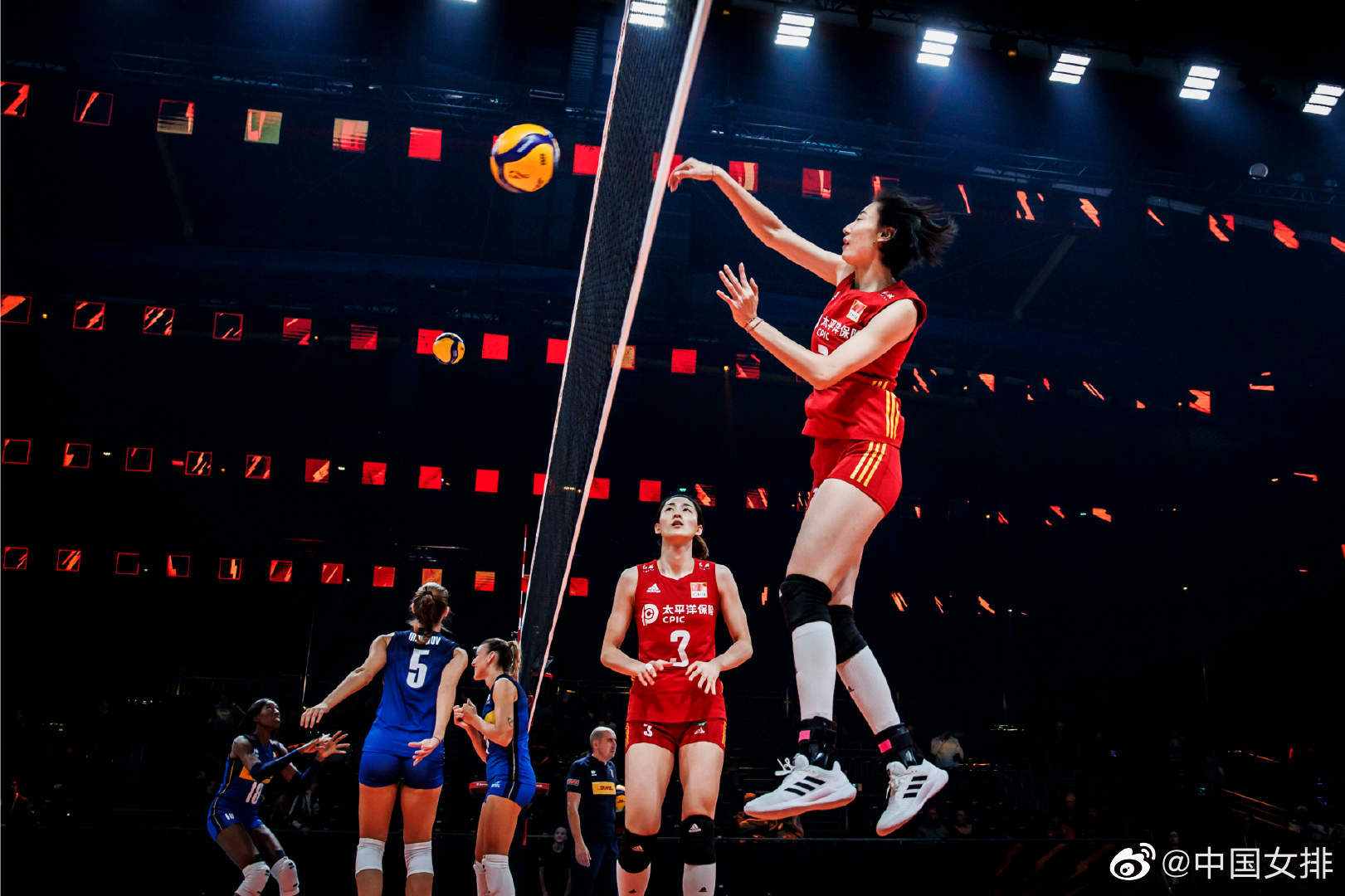 中國女排1比3不敵意大利止步8強，要向女籃學習“團隊力量”
