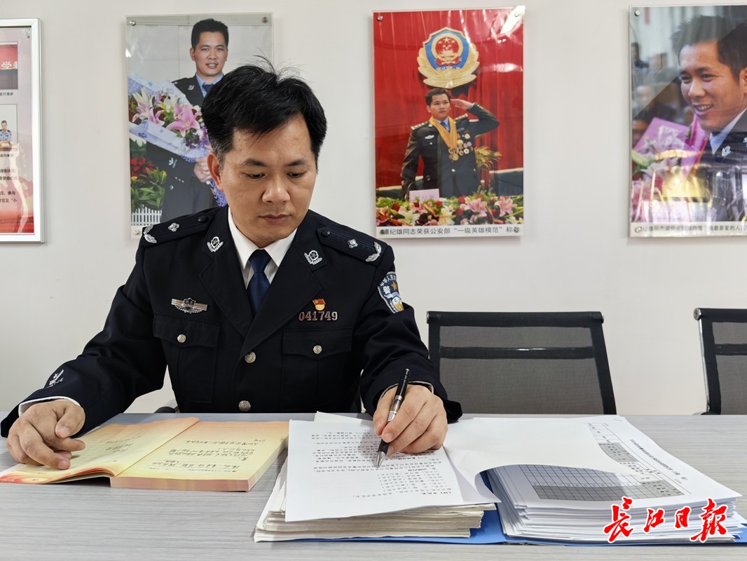 特警谭纪雄必一运动官网：脑部受伤练就左手书写训练教案｜德耀江城(图1)