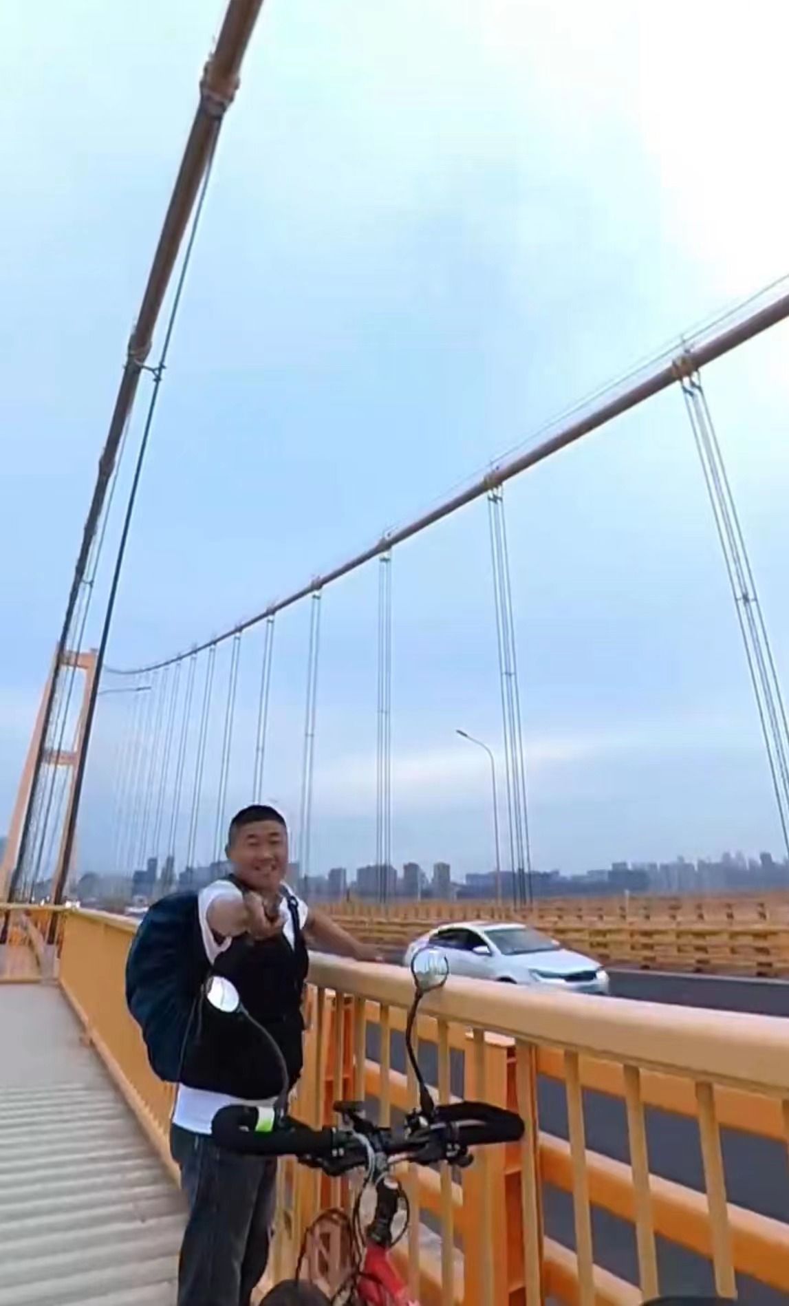 Visiting 11 Wuhan Yangtze River bridges during cycling tour | 骑行106天打卡武汉11座长江大桥