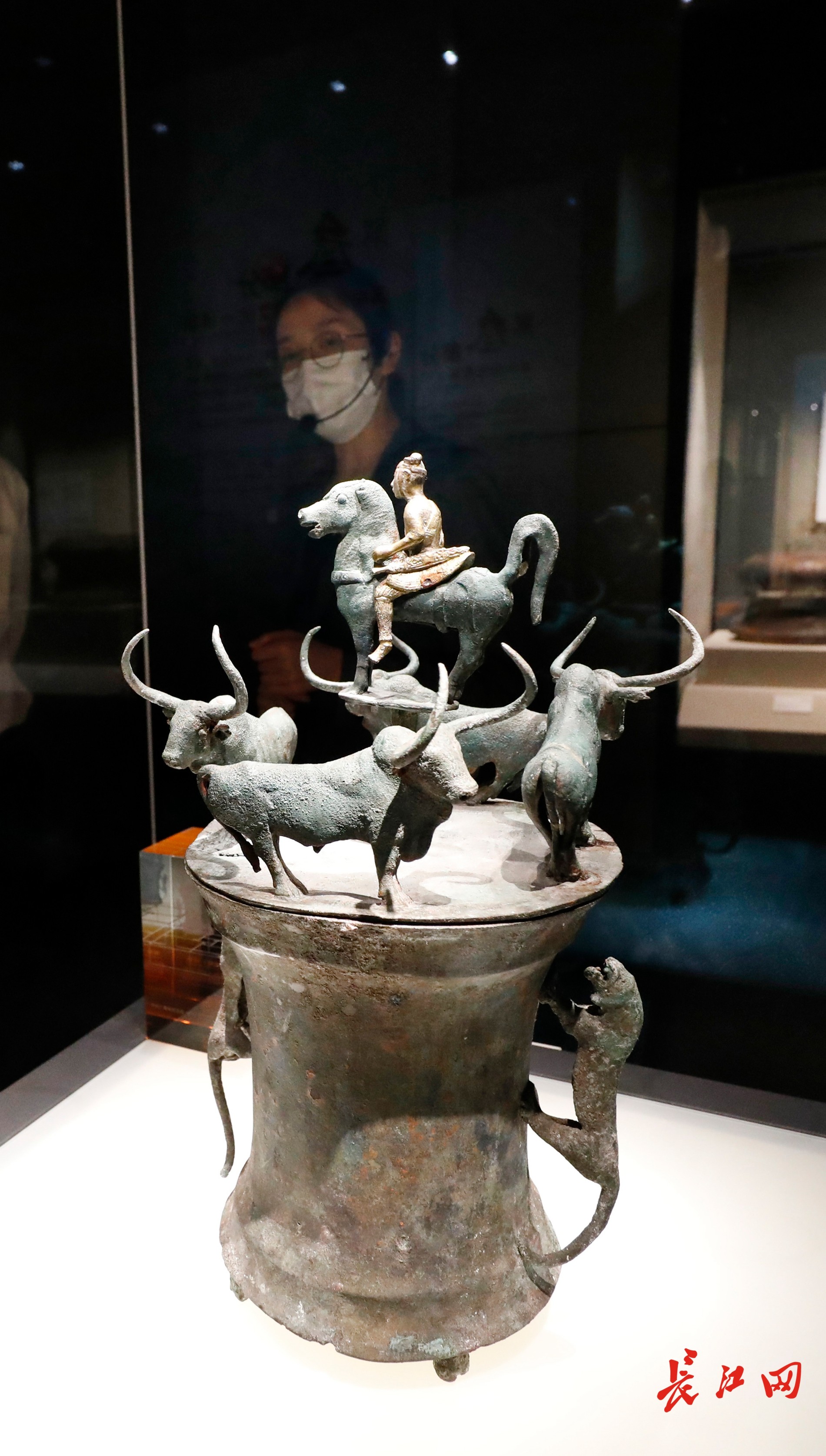 当来自湖北的探访团走进云南省博物馆 铜棺、铜葫芦笙、铜“存钱罐”都打开了话匣子