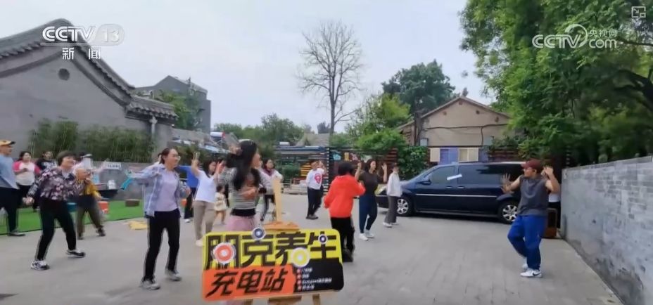 校方回應“不讓120急救車入內”：此門不通車，學生已被攙扶到校門口不遠處