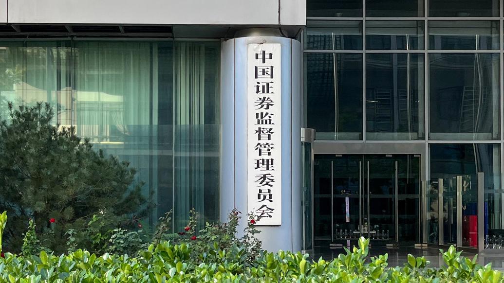 組委會回應6歲女孩跑完42公里全馬：其父不顧裁判多次阻攔讓女兒違規(guī)蹭跑，已處罰