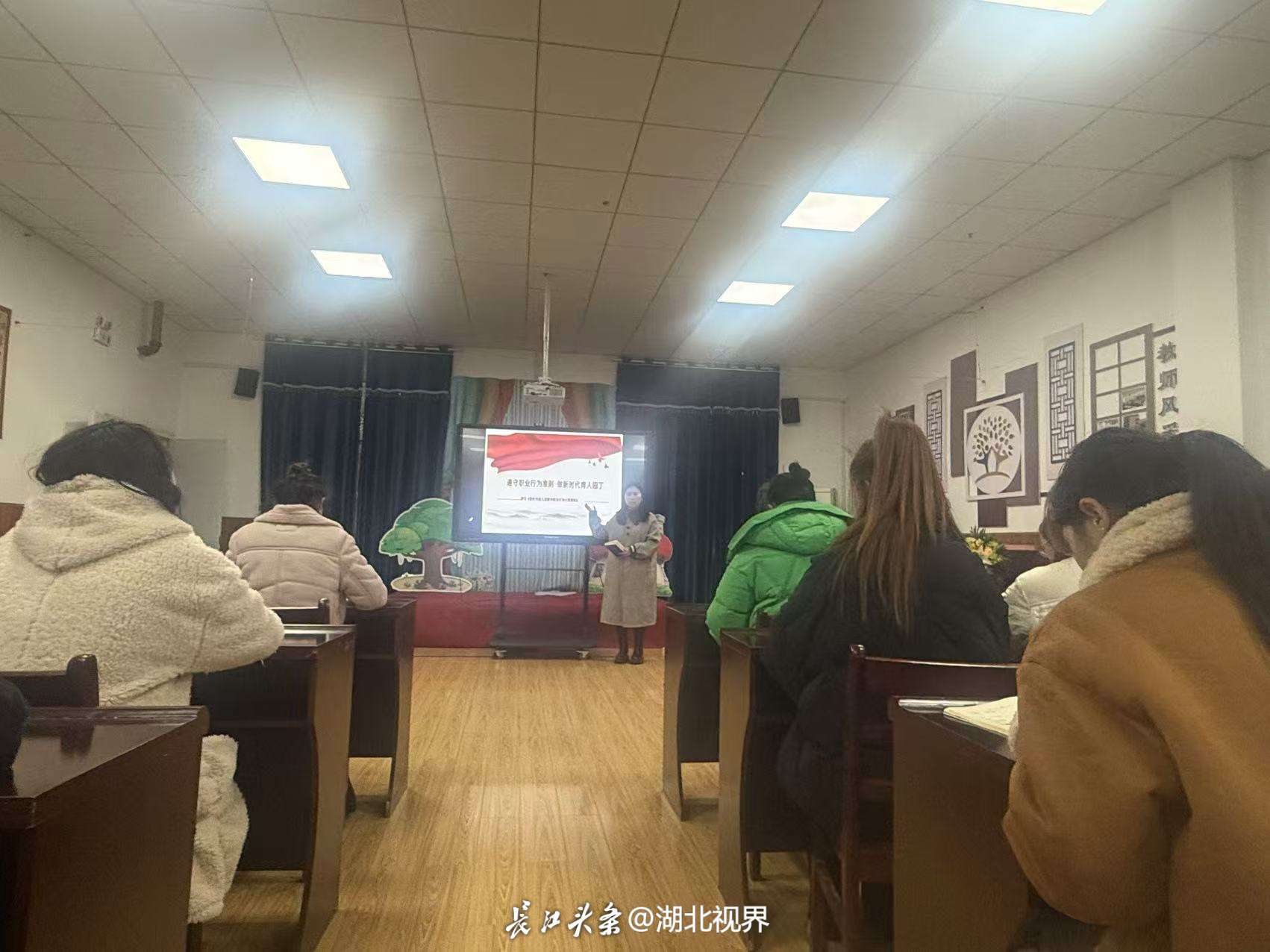 金水中心幼儿园开展法制宣传周活动
