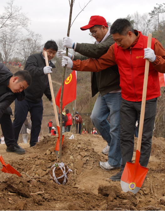 江夏区举办"筑绿青山画卷 共绘转型新篇"主题植树活动