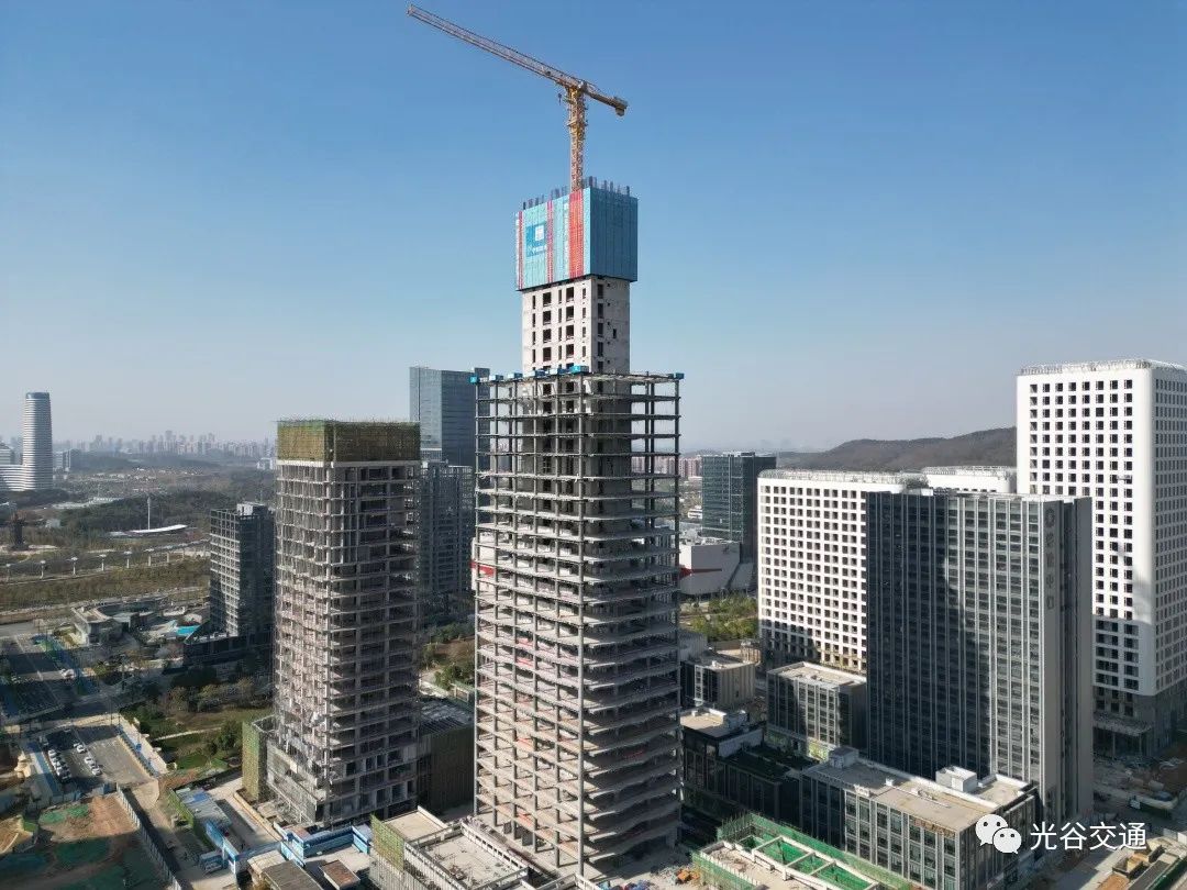 武汉：光谷交通线网中心大厦B塔中心筒封顶，双子塔式绿色修建正快速成型