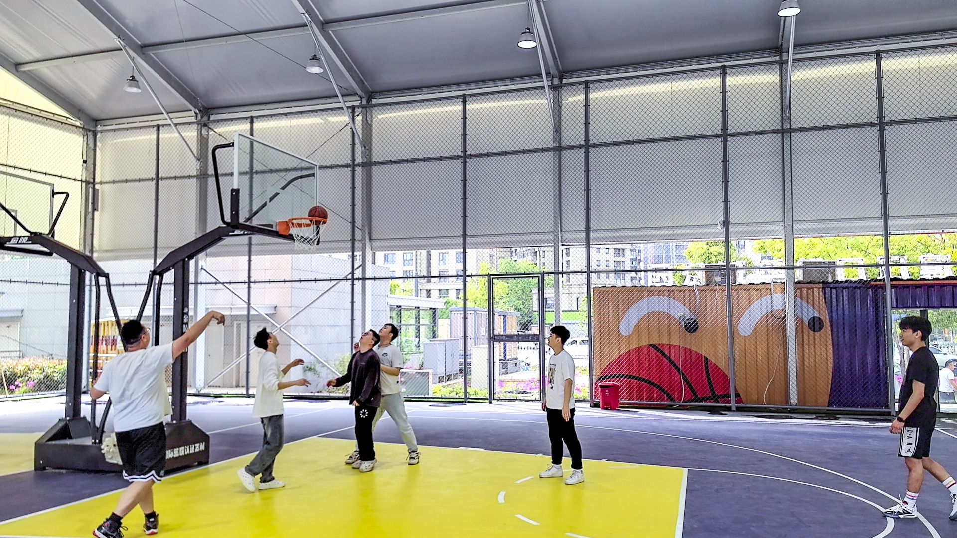 地铁5号线三角路站旁新增一座口袋篮球公园