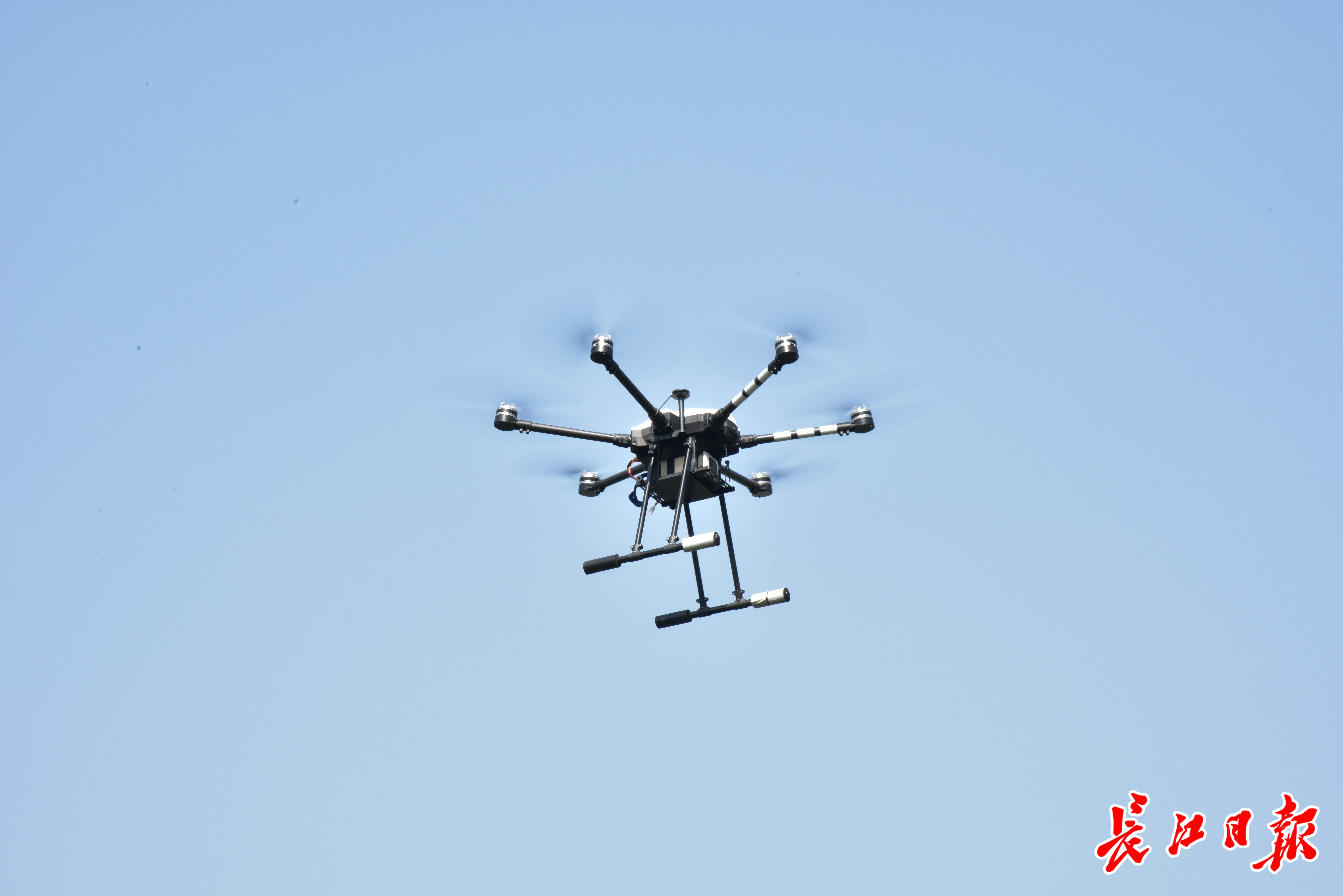 江滩日间闲置草坪变身“无人机驾校” ，今年已有200人在此完成执照培训