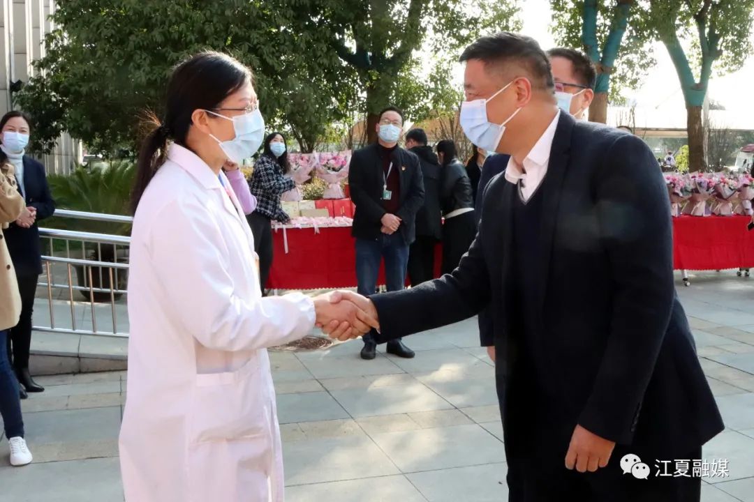 张斐走访慰问江夏区优秀妇女代表