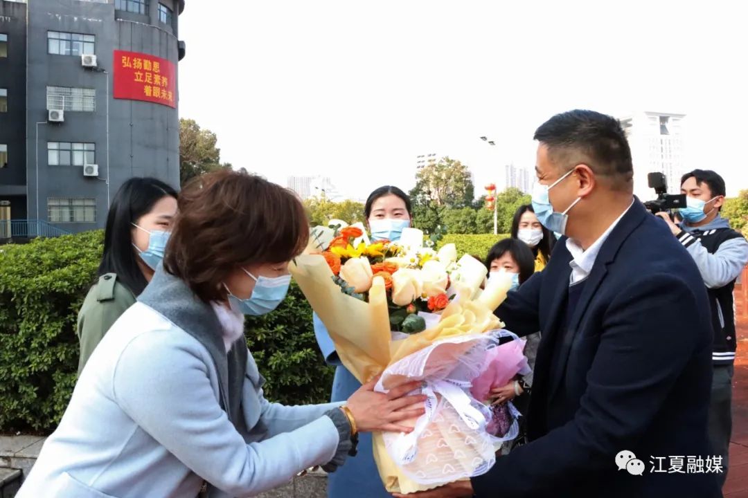 张斐走访慰问江夏区优秀妇女代表