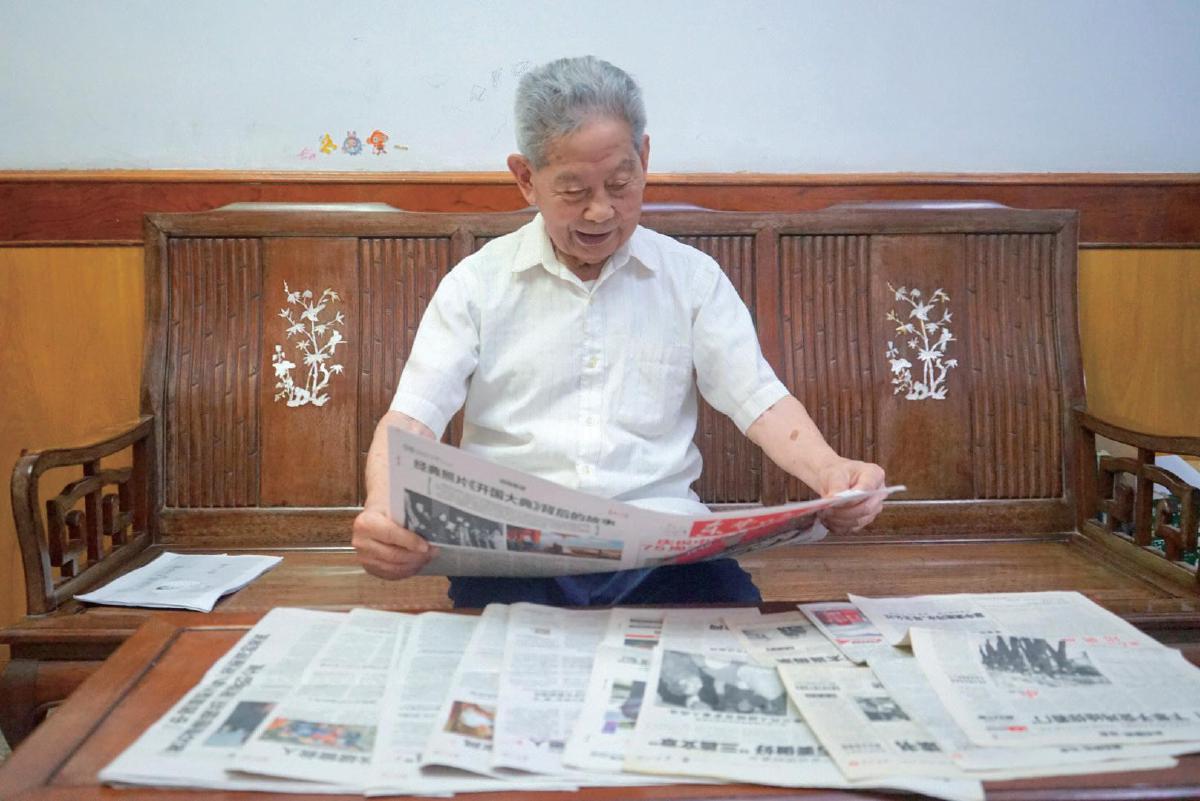 周坚老人今年85岁，不仅仅是一位忠实读者  11次登报见证与《东楚晚报》的情缘